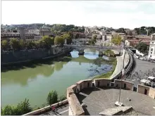  ??  ?? KOTA KLASIK: Pemandanga­n Sungai Tiber dan kepadatan Kota Roma dilihat dari atap kastil.