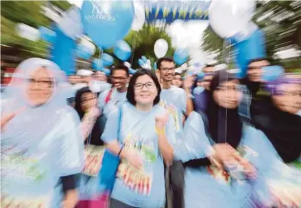  ?? FILE PIC ?? Women taking part in a charity walk during World Diabetes Day in Kuala Lumpur.