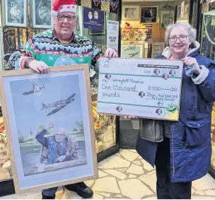  ?? Springhill Hospice ?? ●●John Alexander presents his £1,000 donation to Barbara Lloyd, Community Fundraiser at Springhill Hospice