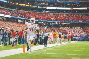  ?? Grant Halverson, Getty Images ?? Chance Allen of Houston scores a touchdown against the Seminoles during the Peach Bowl at the Georgia Dome in Atlanta on Thursday.