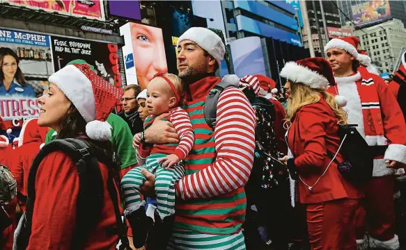  ?? Foto: Reuters ?? Santa Claus je pořád hit Čas vánoční si bez Santy Clause neumí snad nikdo představit. Do obchodních domů se nechodí ani tak za dárky, ale kvůli fotce s ním.