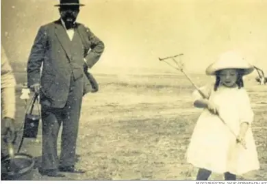  ?? MUSEO MUNICIPAL SAINT-GERMAIN-EN-LAYE ?? Claude Debussy con su hija Emma (Chouchou) en una playa de Normandía (1911).