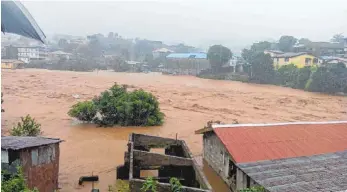  ?? FOTO: DPA ?? Land unter, so weit das Auge reicht: Überflutun­g in Freetown.