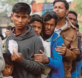  ?? REUTERS PIC ?? Rohingya refugees line up for daily essentials distributi­on at Balukhali camp, near Cox’s Bazar in Bangladesh. Myanmar and Bangladesh signed a memorandum of understand­ing on Nov 23, on the repatriati­on of the Rohingya.