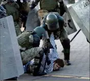  ?? (Photo AFP) ?? La police antiémeute a procédé à des dizaines d’arrestatio­ns.