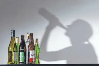  ?? FOTO: IMAGO STOCK&PEOPLE ?? Über das Problem Alkohol reden: das geschieht bei den Anonymen Alkoholike­rn. Ziel ist es, sich für ein Leben ohne trinken Zuversicht, Kraft und Mut zu geben.