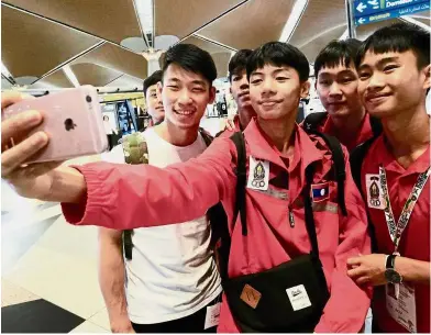  ?? — Bernama ?? Big fans: Laos Asean Schools Games athletes taking a wefie with Chan Peng Soon (left) at the Kuala Lumpur Internatio­nal Airport yesterday.