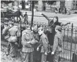  ?? Archivfoto: Wittenstei­n ?? Sophie Scholl (am Zaun) verabschie­det ihren Bruder (Zweiter von links). Der Zaun am Münchner Orleanspla­tz soll abgerissen werden.