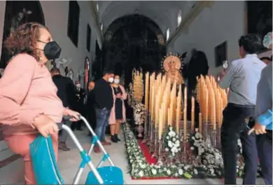  ?? MIGUEL ÁNGEL GONZÁLEZ ?? La Virgen de la Soledad recibió a fieles y devotos rodeada por su candelería en La Victoria.