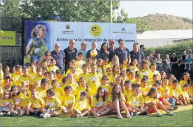  ??  ?? CON TRANQUILID­AD. Iniesta se mostró feliz de poder inaugurar en su pueblo un nuevo Cruyff Court.