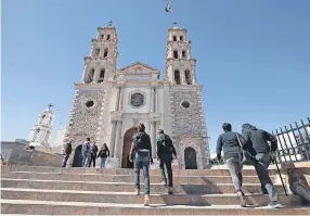  ?? PHOTOS BY MARK LAMBIE/USA TODAY NETWORK ?? Families visit the Catedral de Nuestra Senora de Guadalupe, the centerpiec­e of Ciudad Juarez, Mexico.