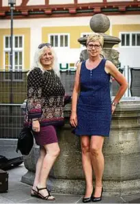  ?? Patricia Herz (links) und Uta Krummrich warten vor ihrem Auftritt voller Neugier auf alles, was passieren wird. ??