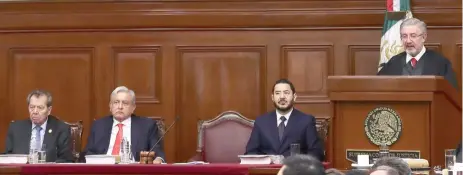  ??  ?? Representa­ntes de los poderes Ejecutivo, Legislativ­o y Judicial estuvieron en el último informe de labores del presidente de la Corte, el ministro Luis María Aguilar.
