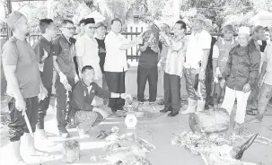  ??  ?? KELIHATAN Lee (empat kanan) dan Sebastian (enam kiri) bersama-sama melapah daging korban di Surau Darul Hijrah Piasau Utara.