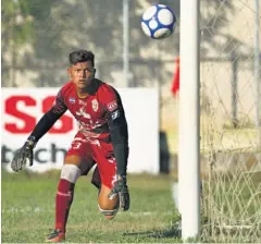  ??  ?? DE RESERVAS. El portero Kevin Mancía hizo su debut ayer con Santa Tecla, que sufrió una goleada en casa de Pasaquina.