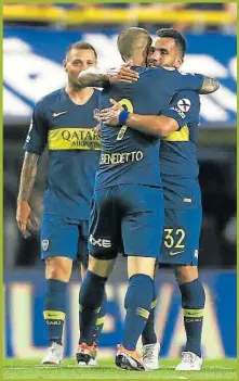  ?? TWITTER BOCA ?? APACHE. Se abraza con Benedetto, coautor del primer gol.