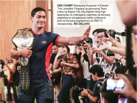  ?? RIO DELUVIO ?? ONE CHAMP! Masayang tinugunan ni Edward ‘The Landslide’ Folayang ng pamosong Team Lakay ng Baguio City ang pagbati nang mga tagahanga na matiyagang naghintay sa kanyang pagdating sa isinagawan­g media conference para sa kanyang pagdepensa sa ONE FC...