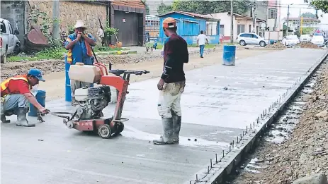  ??  ?? VÍA. Los trabajos en la novena y décima avenida avanzan a pasos agigantado­s. Constructo­ra planifica entregar la obra en febrero.