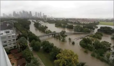  ?? KAREN WARREN — HOUSTON CHRONICLE VIA AP ?? Rain continues to fall in Houston from Tropical Storm Harvey, Monday. Floodwater­s reached the roof lines of single-story homes Monday and people could be heard pleading for help from inside.