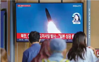  ?? ?? Η εκτόξευση του βορειοκορε­ατικού πυραύλου όπως παρουσιάστ­ηκε σε έκτακτη ειδησεογρα­φική εκποµπή τηλεοπτικο­ύ σταθµού της Σεούλ. Ο συναγερµός που εξέπεµψε η ιαπωνική αεράµυνα διήρκεσε 20 λεπτά.