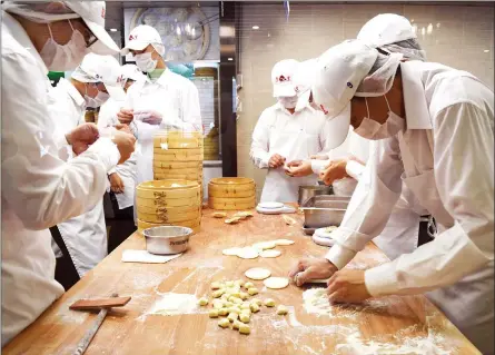  ?? STEVE MACNAULL/The Okanagan Weekend ?? A small army of chefs makes about 15,000 dumplings a day at the flagship Din Tai Fung restaurant.