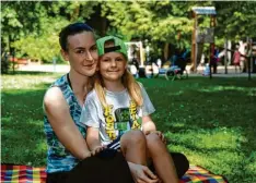  ?? ?? Antonia Kirchhof und ihre Tochter Alina machen es sich im Wittelsbac­her Park ge‰ mütlich.