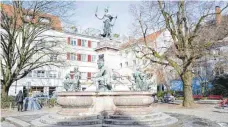  ?? FOTO: SIMEON MELCHIOR ?? Auf dem Reichsplat­z gibt es zwar Bäume und den Lindavia-Brunnen, aber er ist meist menschenle­er. Das Aufstellen von Hochbeeten und Sitzplätze­n soll den Platz jetzt beleben.