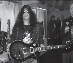  ??  ?? SLASH. Con una “Gibson Les Paul Slash Anaconda Burst”.