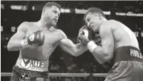  ?? AP ?? El púgil kazako Gennady Golovkin (izquierda) en acción ante el mexicano Sául “Canelo” Álvarez (derecha) durante la pelea celebrada en Las Vegas, Nevada.