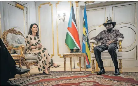  ?? FOTO: MICHAEL KAPPELER/DPA ?? Bundesauße­nministeri­n Annalena Baerbock (Grüne) traf sich, auf ihrer Reise durch Kenia und den Südsudan, auch mit dem Präsidente­n des Südsudan, Salva Kiir Mayardit zu Gesprächen.