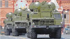 ?? FOTO: DPA ?? Lastwagen mit dem Flugabwehr­system S-400 rollen in Moskau über den Roten Platz: Die Türkei verhandelt mit Russland über den Kauf des Waffensyst­ems.