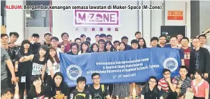  ??  ?? ALBUM: Bergambar kenangan semasa lawatan di Maker-Space (M-Zone).