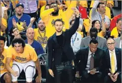  ?? EZRA SHAW / AFP ?? Stephen Curry animando a su equipo, el pasado domingo