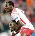  ??  ?? Leipzigs Jean Kevin Augustin (unten) und Bruma freuen sich über die starke Leistung gegen Porto.