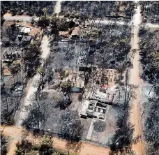  ?? Foto: Reuters ?? Lehla popelem Letecký pohled na prohořelou turisticko­u oblast Mati. Řecké úřady včera oznámily, že požáry už jsou na ústupu.
