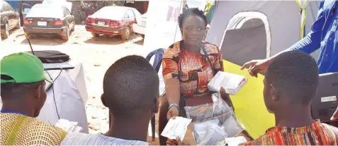  ??  ?? Distributi­on of Oraquiq HIV self-test kit to participan­ts at the 2019 World AIDS Day event in Abuja…at the weekend.