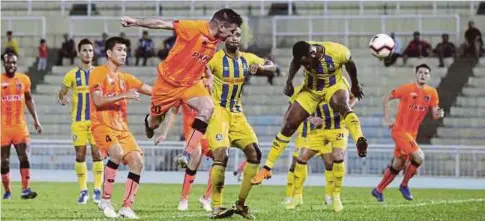  ?? ZULKEPLI OSMAN ?? PEMAIN PKNS FC, Gabriel Guerra (dua dari kiri) cuba melepasi pemain Pahang dalam saingan Liga Super 2019 di Stadium Darul Makmur.