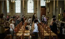  ?? (Photo AFP) ?? Certaines églises ont aussitôt célébré des offices, comme ici à Saint-Jean-Baptiste à Neuilly-sur-Seine.