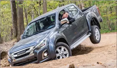  ??  ?? Le D-Max se montre particuliè­rement à l’aise dans les franchisse­ments difficiles. Isuzu D-Max Crew Supernova 4x4 BA 35 892 € 164 ch CO2 : 205 g/km