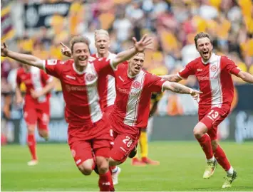  ?? Foto: dpa ?? Düsseldorf ist wieder erstklassi­g: Fortunas Rouwen Hennings (Mitte) jubelt nach seinem Tor zum 1:2 mit Julian Schauerte (links) und Adam Bodzek (rechts).