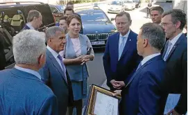  ?? FOTO: MICHAEL GRÜBNER ?? Tatarstans Präsident Rustam Minnichano­w (Zweiter von links) war gestern in Begleitung von Ministerpr­äsident Bodo Ramelow in Thüringen unterwegs.
