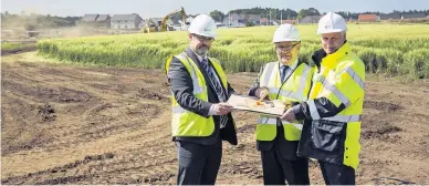  ??  ?? Viewing plans Cllr Dodds (centre) with council officers at the site of the new school