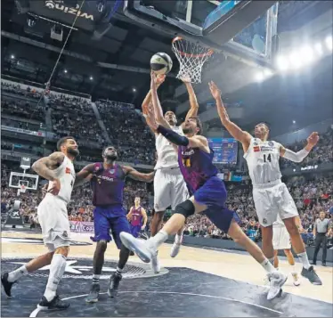  ??  ?? LA JUGADA POLÉMICA. Anthony Randolph se prepara para taponar el lanzamient­o de Ante Tomic.