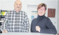  ?? FOTO: INGEBORG WAGNER ?? Klaus Schwarz von der Rheuma-Liga Tuttlingen und Irene Apholz, die am Fibromyalg­ie-Syndrom leidet, wollen eine Selbsthilf­egruppe für Erkrankte ins Leben rufen.