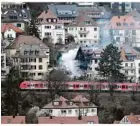  ?? ?? Das betroffene, von Rauch umgebene Wohnhaus liegt an einem Hügel in Stuttgart-west.