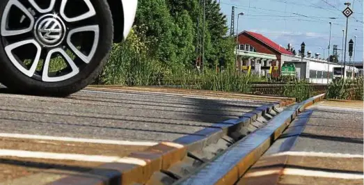  ?? Noch schnell drüber fahren, der Zug naht aber schon: Nach zwei tödlichen Verkehrsun­fällen an Bahnübergä­ngen in den vergangene­n Monaten in Thüringen haben Polizeibea­mte der Bundespoli­zei jetzt in Erfurt mit einer Prävention­saktion die Verkehrste­ilnehmer fü ??