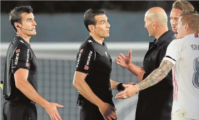  ??  ?? Zidane y Kroos piden explicacio­nes al árbitro, Martínez Munuera, después del partido ante el Sevilla