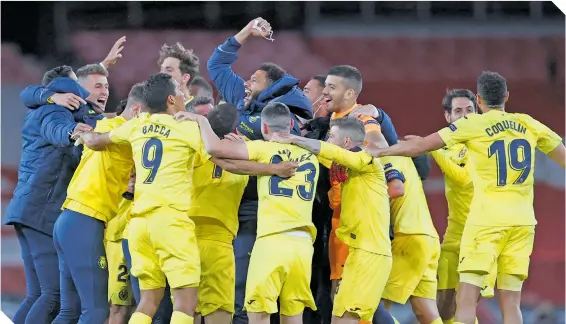  ?? / FOTO: AFP ?? Los españoles armaron una verdadera fiesta sobre el césped del Emirates Stadium.