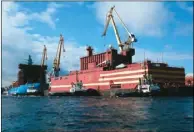  ??  ?? 俄羅斯浮動式核電廠「羅曼索諾夫院士號」（Akademik Lomonosov）28日展開首航。（路透）