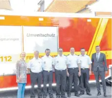  ?? FOTO: PR ?? Landrätin Stefanie Bürkle (von links) übergibt das neue Fahrzeug dem Kreisbrand­meister Michael Hack. Die Mengener Feuerwehrk­ameraden Stefan Widmann, Frank Seeger, Florian Pfau, Jörg Heinzelman­n und Bürgermeis­ter Stefan Bubeck sind bei der Übergabe dabei.